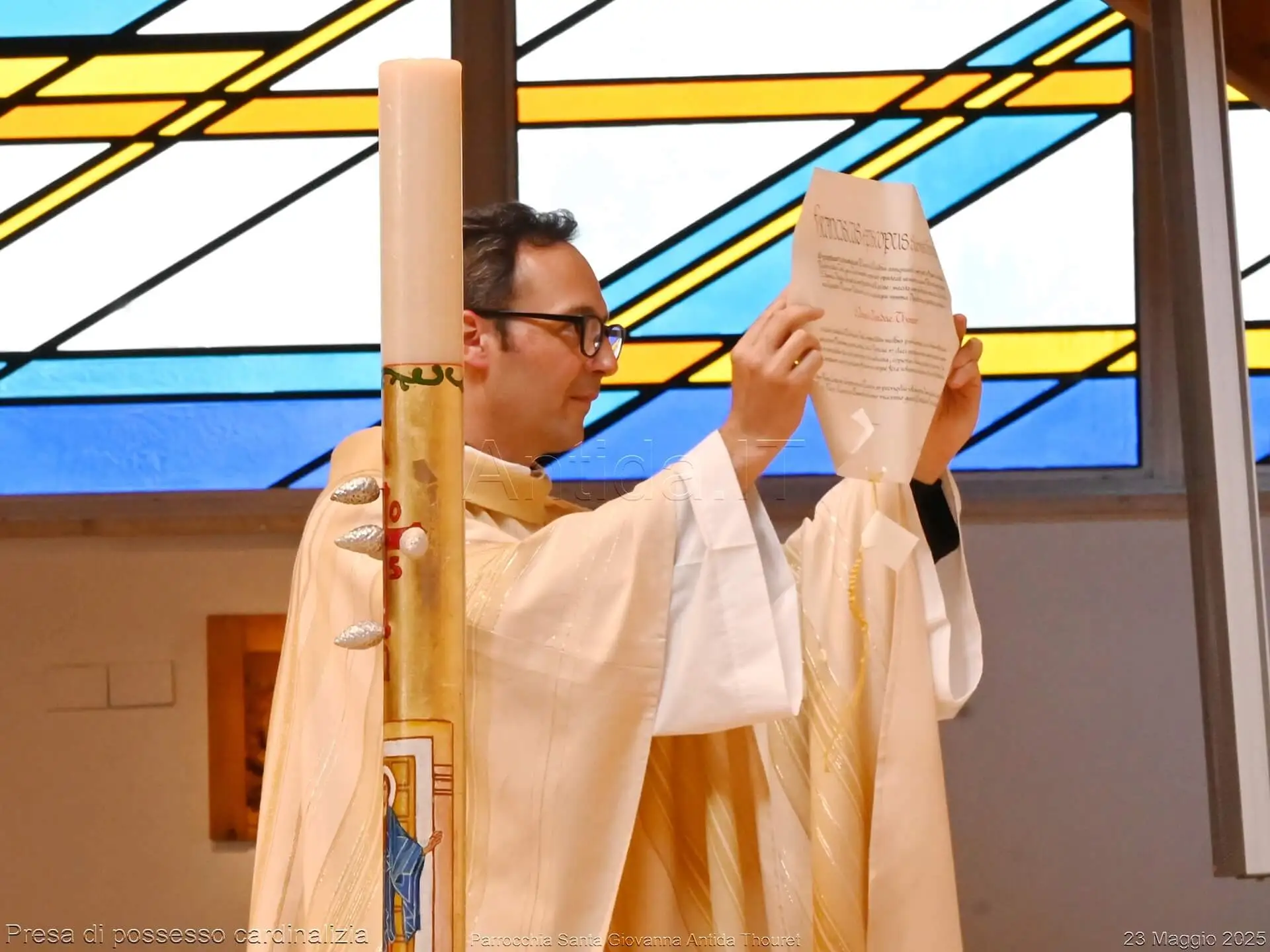 il parroco Don Davide che espone la bolla papale pontificia di Papa Francesco